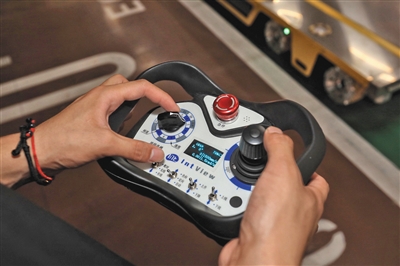 停车机器人可以用专用遥控器手动控制。 本版摄影/新京报记者 王嘉宁