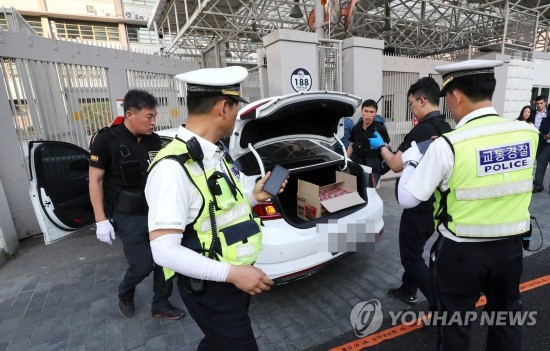 韩国男子驾车冲撞美国驻韩大使馆车内发现20个瓦斯罐 荔枝新闻