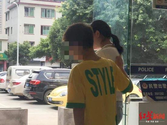 ▲小罗跟妈妈一起离开