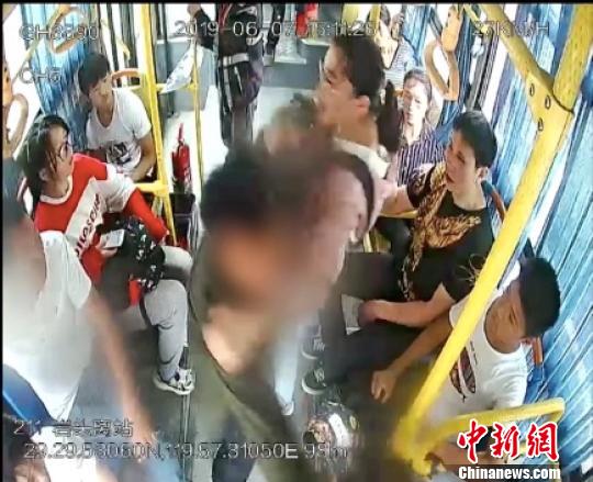 女学生制止抢夺方向盘救一车乘客获&ldquo;守护公交安全奖&rdquo;