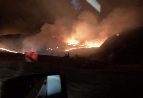 当地时间25日,美国加利福尼亚州湾区突发大火。(图源:CBS)