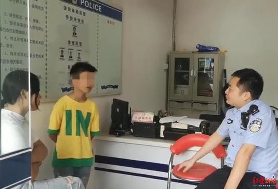 ▲民警对小罗进行说服教育