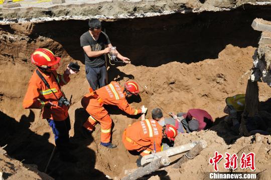 内蒙古一施工现场泥土塌方致2人被埋