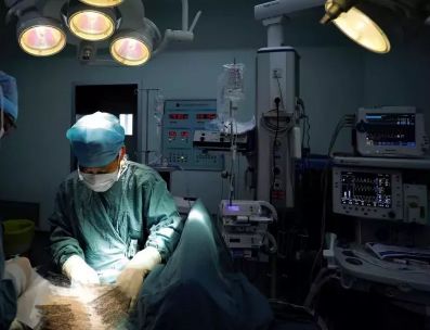 沈医生和同事正在做手术 图/武汉广播电视台