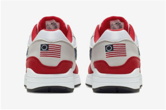（耐克包含旧版美国国旗的运动鞋。图源：《华尔街日报》）