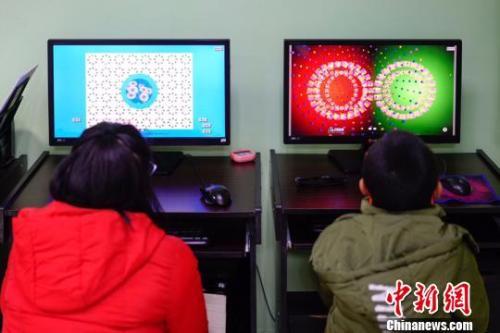  资料图：图为两名儿童检查视力。贺俊怡 摄