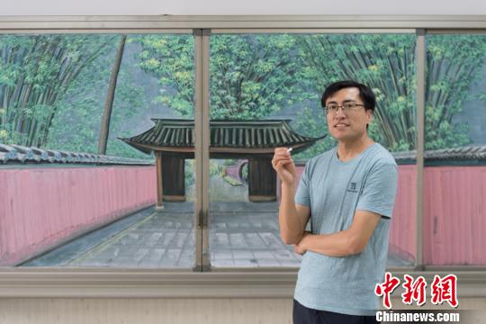 小学老师绘创意粉笔画走红希望给教学带来新思路