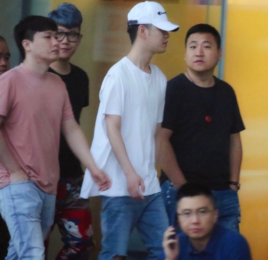 综合 聚焦 > 正文     这组照片中除了郭德纲和张云雷之外,还有栾云平