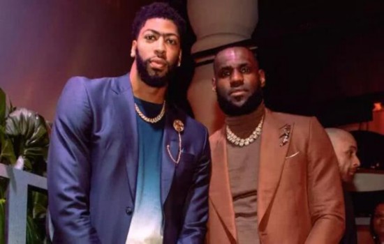 勒布朗詹姆斯安东尼戴维斯观战鹈鹕尼克斯锡安威廉姆森RJ巴雷特_鹈鹕夏联因地震中断 勒布朗浓眉观战锡安_拉斯维加斯夏季联赛