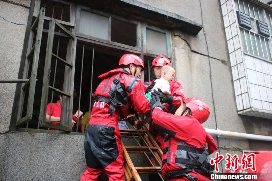 广西桂林一宿舍内涝致18户26人被困消防紧急营救