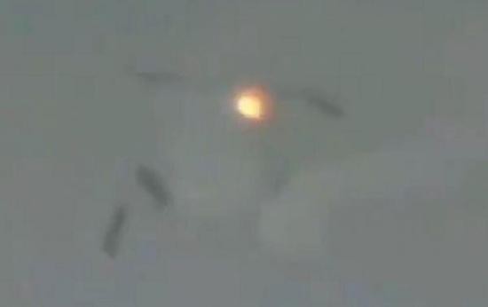 印度空军战斗机撞鸟后紧急抛弃副油箱。（视频截图）