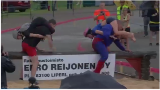 选手跨越障碍物，图源：NHK