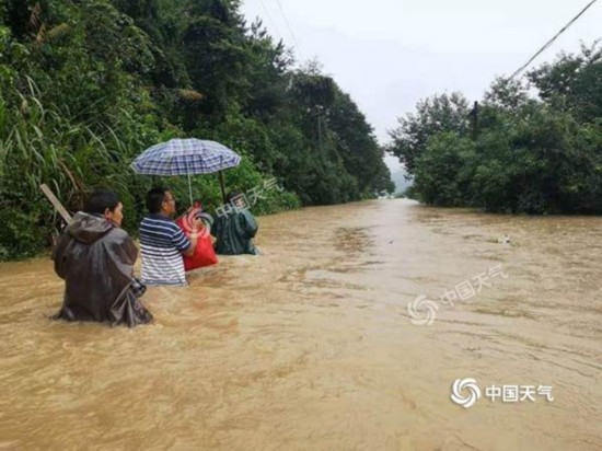 　受强降雨影响，江西崇仁县被淹，水位达到腰部。（图/吴云康）