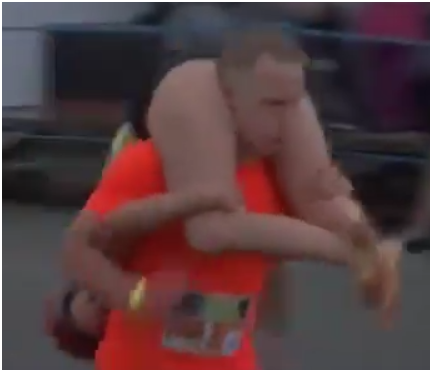  参赛者几乎全都使用同一种姿势进行比赛