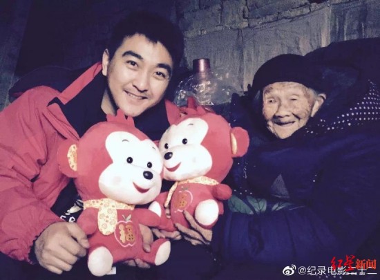 ▲《二十二》导演郭柯与受害老人在一起