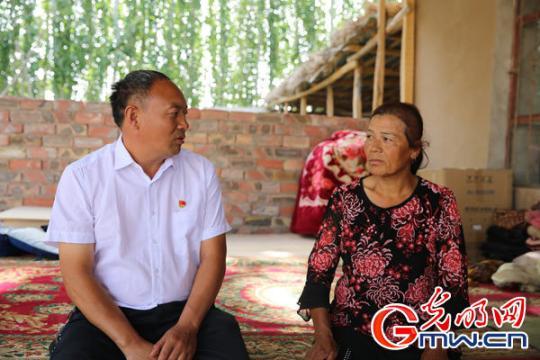 【边疆党旗红】&ldquo;麦盖提好人&rdquo;黄英杰：实事求是 为老百姓利益着想