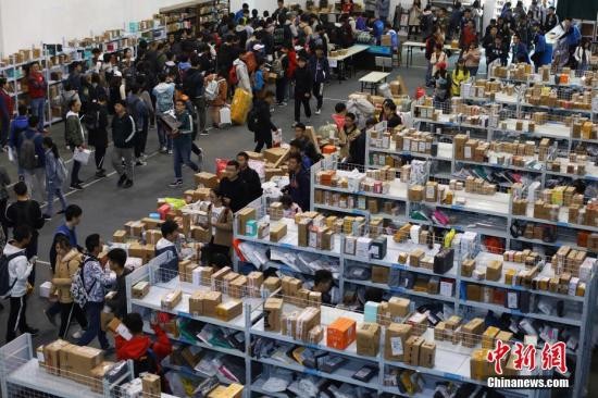 资料图：南京航空航天大学江宁校区的大学生有序领取各自的快件。中新社记者 泱波 摄