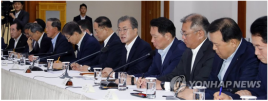 文在寅10日在青瓦台与韩国30家大企业集团总裁讨论日本出口管制应对措施，图源：韩联社