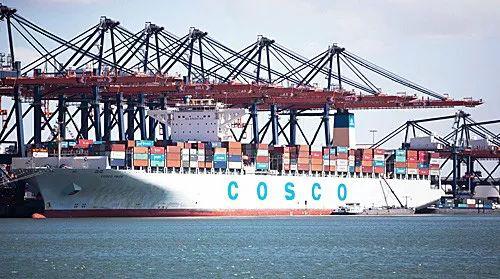 ▲中远集装箱运输有限公司的&ldquo;自豪&rdquo;号货轮停泊在荷兰鹿特丹港。（新华社）