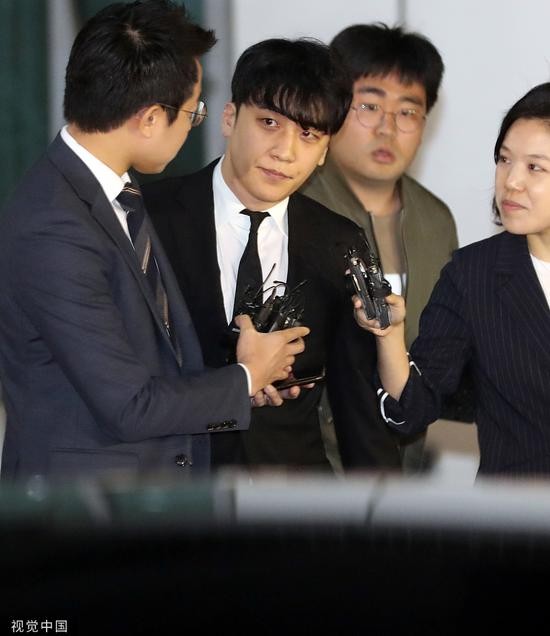 2019年5月14日，胜利走出警察署被记者包围。图/视觉中国