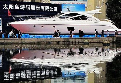  ▲在上海国际游艇展上，参观者在观看展出的游艇。（新华社）