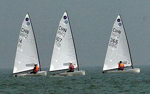  ▲2005年9月9日，中国选手沈晓英（中）驾驶107号帆船在比赛中。