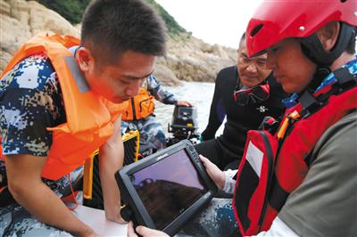 声呐技术 队员通过声呐探测仪成像搜寻观日亭附近海域。