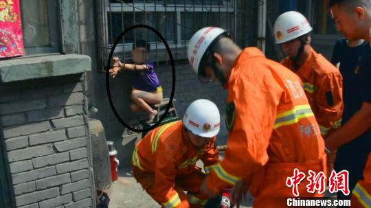 男童被卡窗户防盗网内消防员结束救援还不见父母