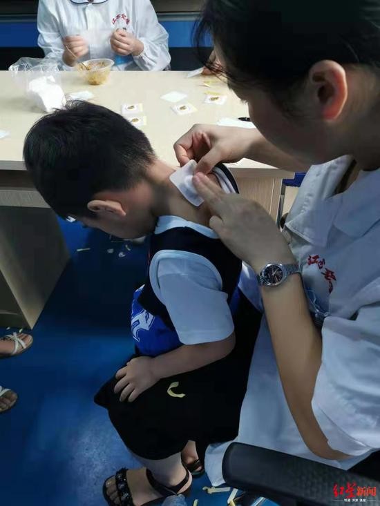 多名儿童在江西省儿童医院贴“三伏贴”