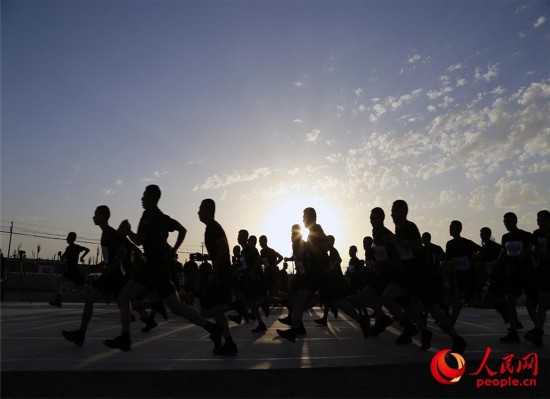 参赛官兵正在进行十公里越野。