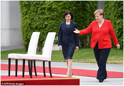 (默克尔与摩尔多瓦总理桑杜在欢迎仪式上。图源:法新社)