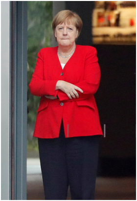 (默克尔抱紧双臂 图源:《太阳报》)