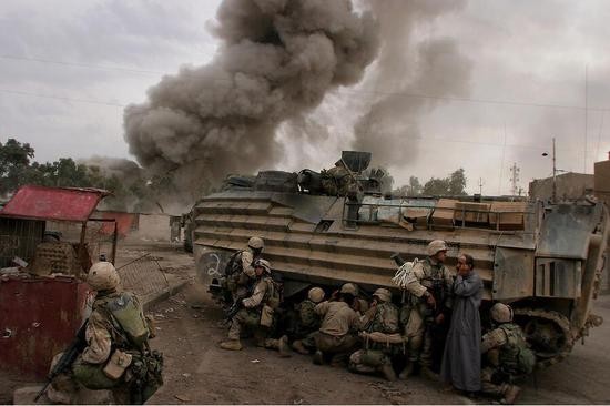 2004年，美海军陆战队在伊拉克费卢杰巷战资料图。