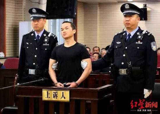 资料图片：4月11日，被告人张扣扣（前）在汉中市中级人民法院庭审现场。新华社发（陕西省高级人民法院供图）