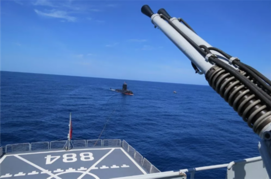 &ldquo;南沙生命线&rdquo;战斗27载，海军镜泊湖舰光荣退役