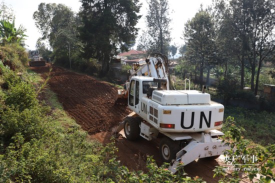 中国维和工兵瓦伦古分遣队修复当地关键道路