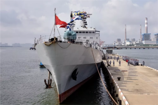 &ldquo;南沙生命线&rdquo;战斗27载，海军镜泊湖舰光荣退役