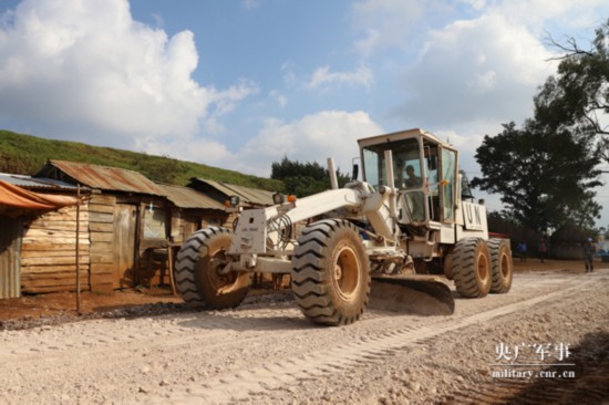 中国维和工兵瓦伦古分遣队修复当地关键道路