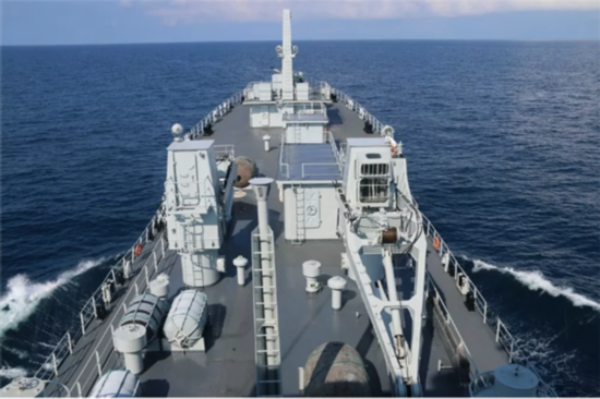 &ldquo;南沙生命线&rdquo;战斗27载，海军镜泊湖舰光荣退役