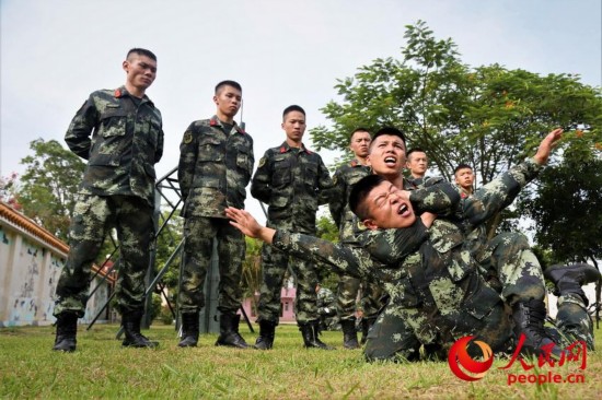 两名武警官兵在进行摔擒示范。