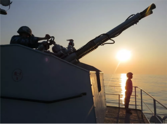 &ldquo;南沙生命线&rdquo;战斗27载，海军镜泊湖舰光荣退役