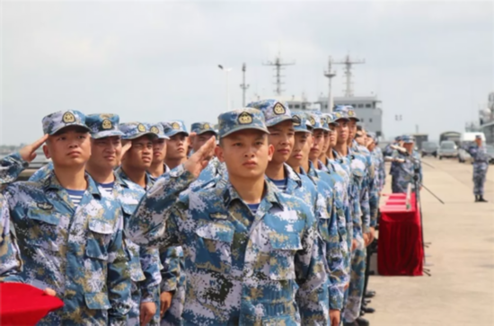 &ldquo;南沙生命线&rdquo;战斗27载，海军镜泊湖舰光荣退役