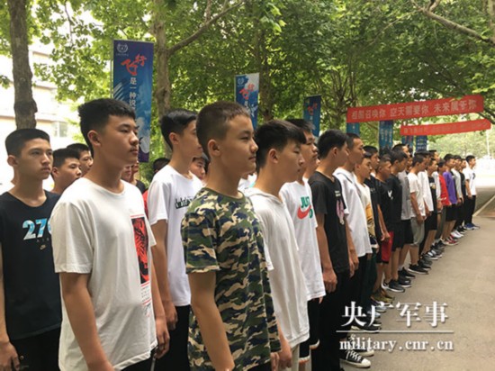 空军组织中考后青少年航空学校招生定选检测