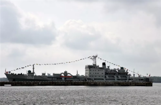 &ldquo;南沙生命线&rdquo;战斗27载，海军镜泊湖舰光荣退役