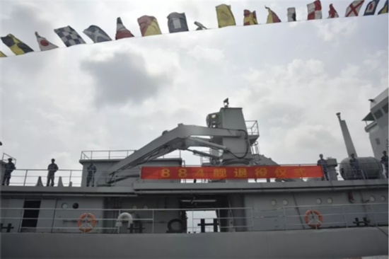 &ldquo;南沙生命线&rdquo;战斗27载，海军镜泊湖舰光荣退役