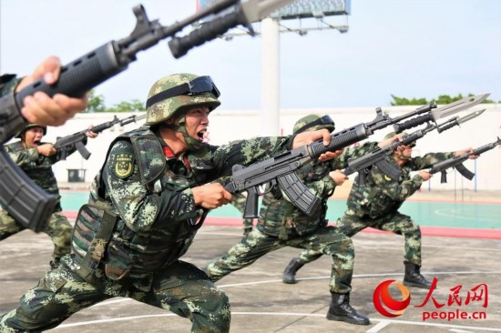 武警官兵在进行刺杀训练。