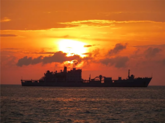 &ldquo;南沙生命线&rdquo;战斗27载，海军镜泊湖舰光荣退役