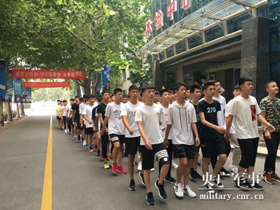 空军组织中考后青少年航空学校招生定选检测