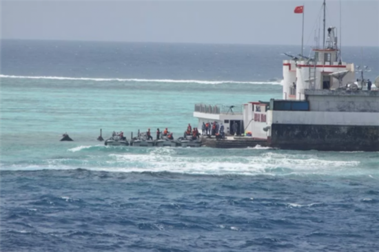 &ldquo;南沙生命线&rdquo;战斗27载，海军镜泊湖舰光荣退役