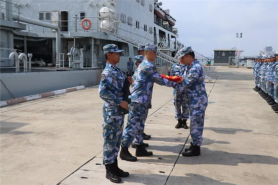 &ldquo;南沙生命线&rdquo;战斗27载，海军镜泊湖舰光荣退役